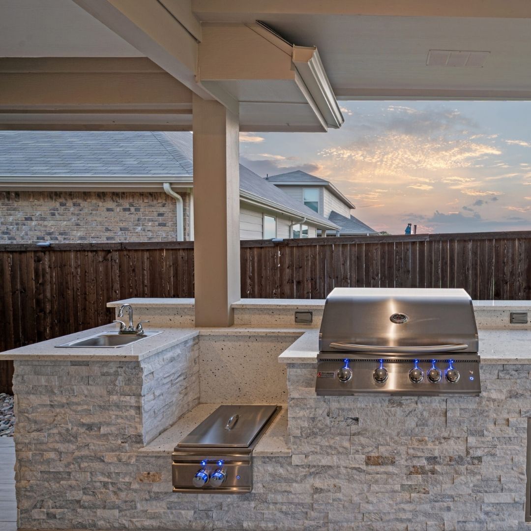 outdoor kitchen with quartzite countertops