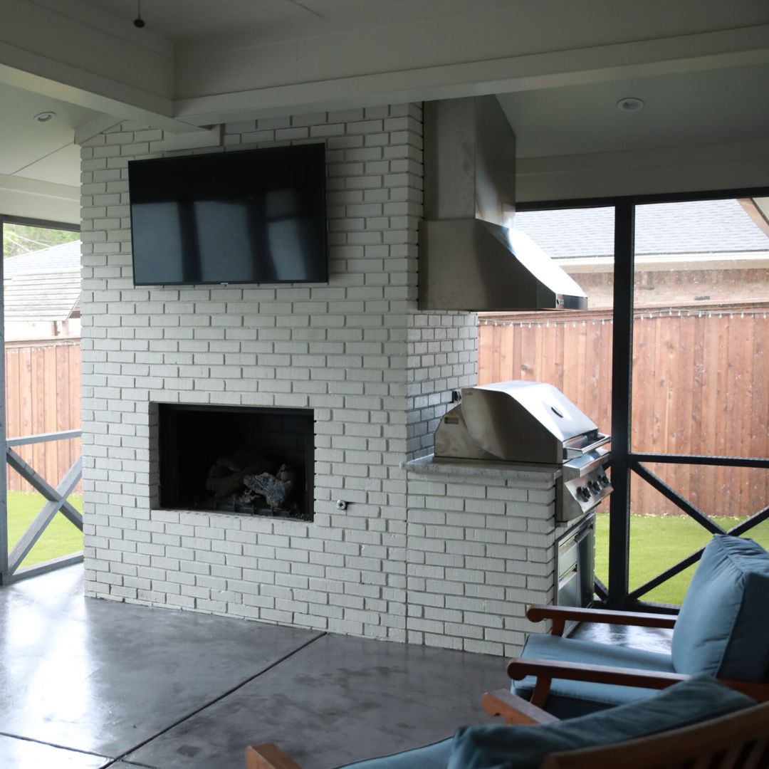 outdoor kitchen with small appliances