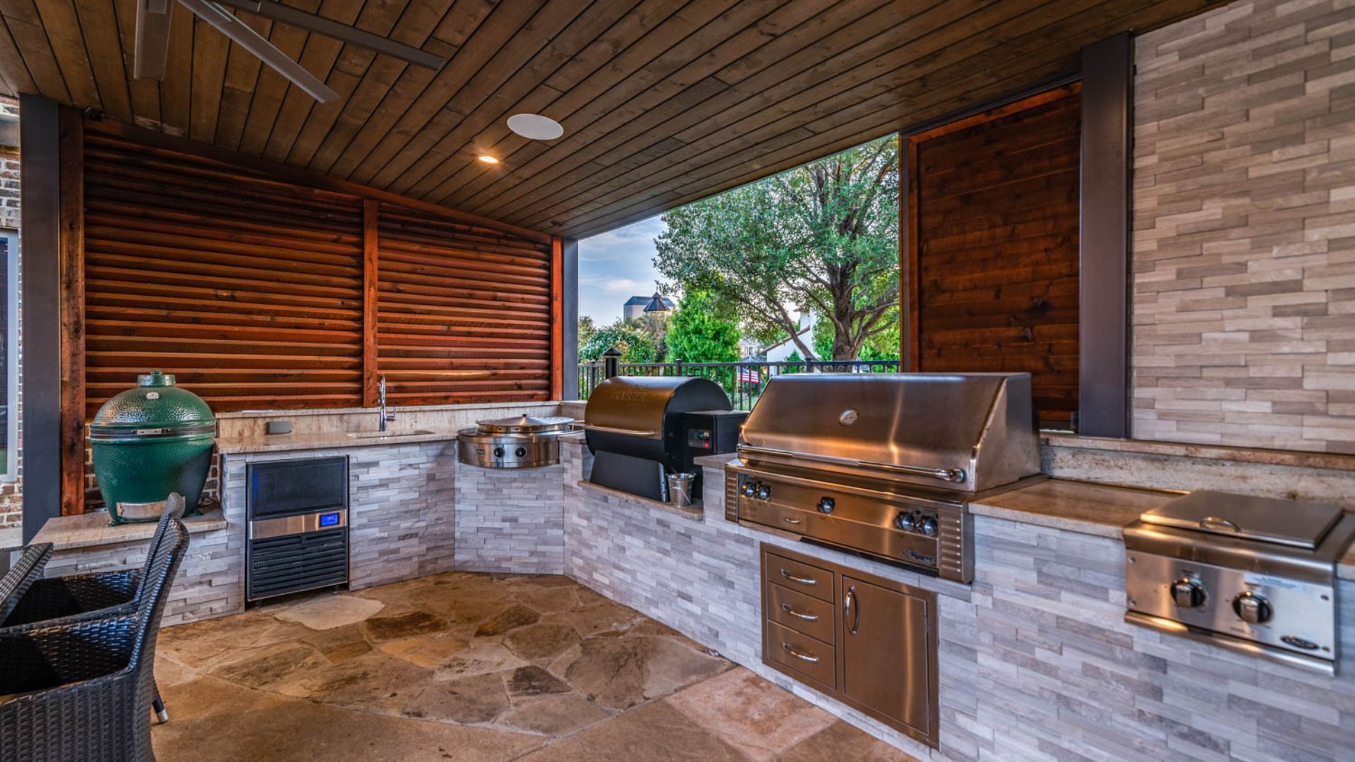 outdoor kitchen