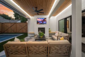 outdoor living area in covered patio