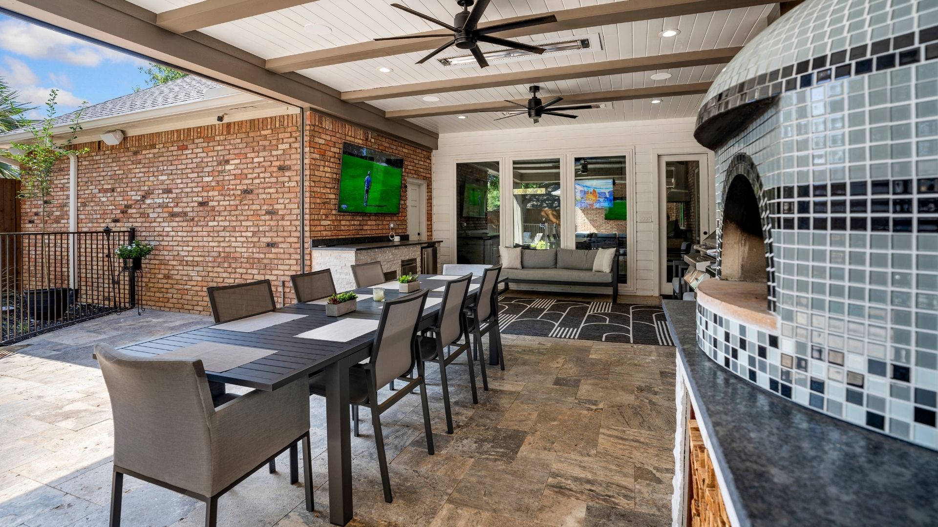 patio with large table for seating